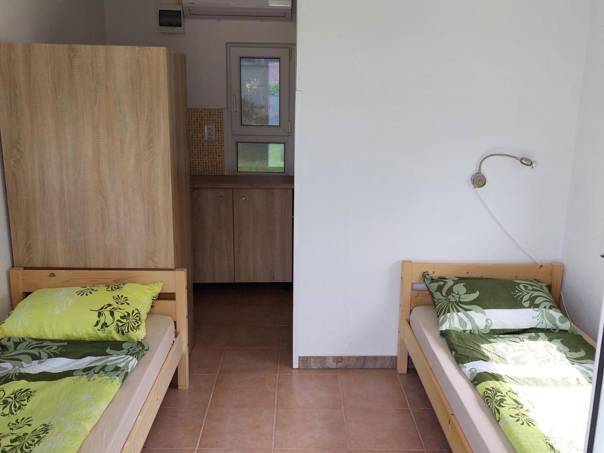 Szarszo Apartman Es Kempinghaz Apartment Balatonszarszo Luaran gambar